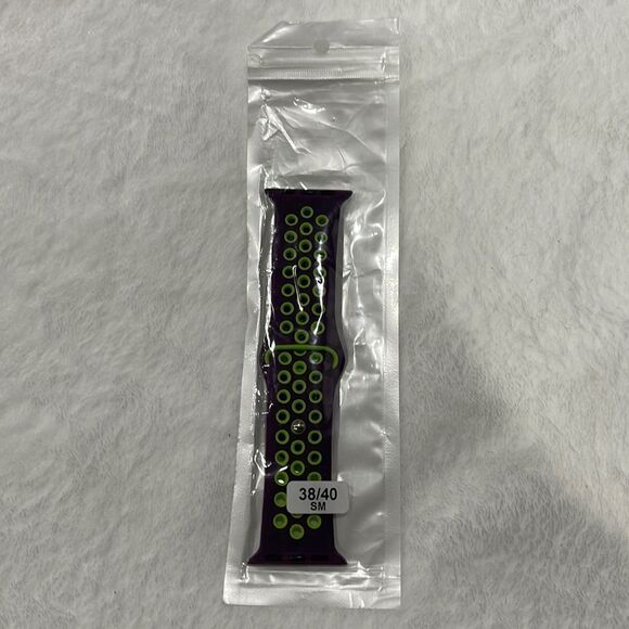 NWOT Apple Watch sports band (38/40) - Picture 3 of 3